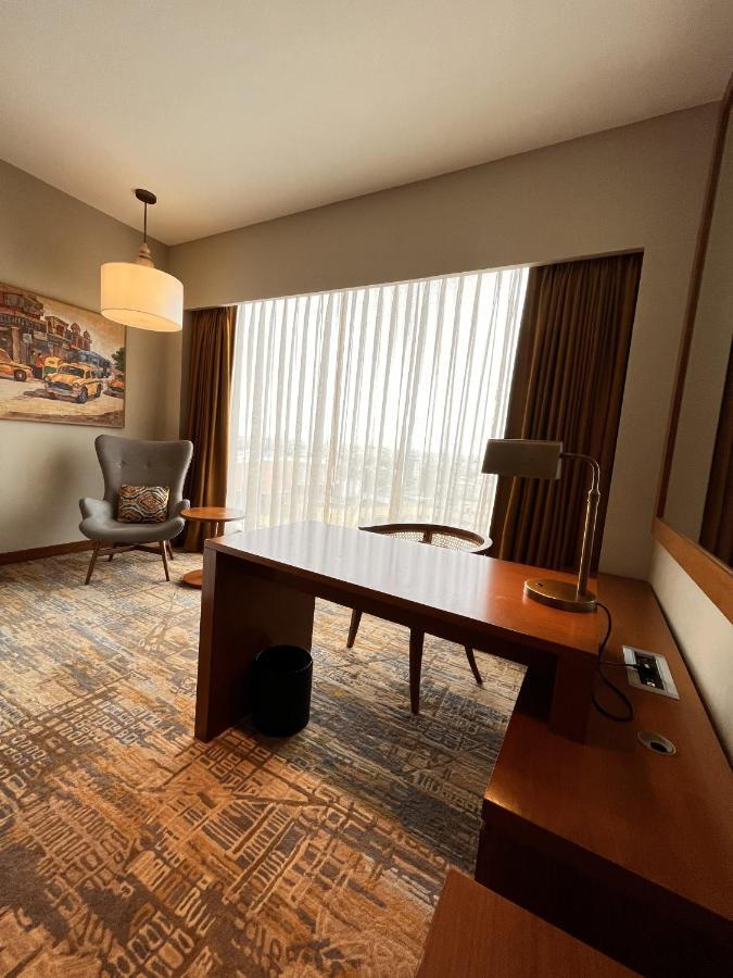 Taj City Centre New Town, Kalkata Exteriér fotografie A work desk in a hotel room