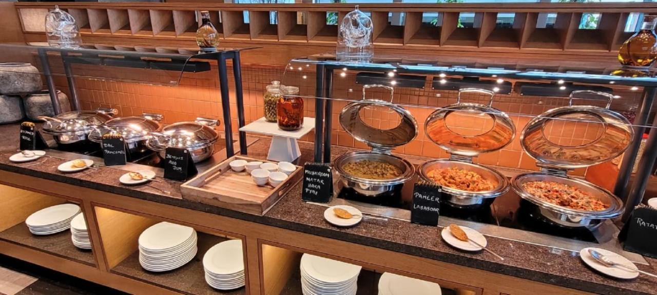 Taj City Centre New Town, Kalkata Exteriér fotografie A selection of Indian food at a buffet