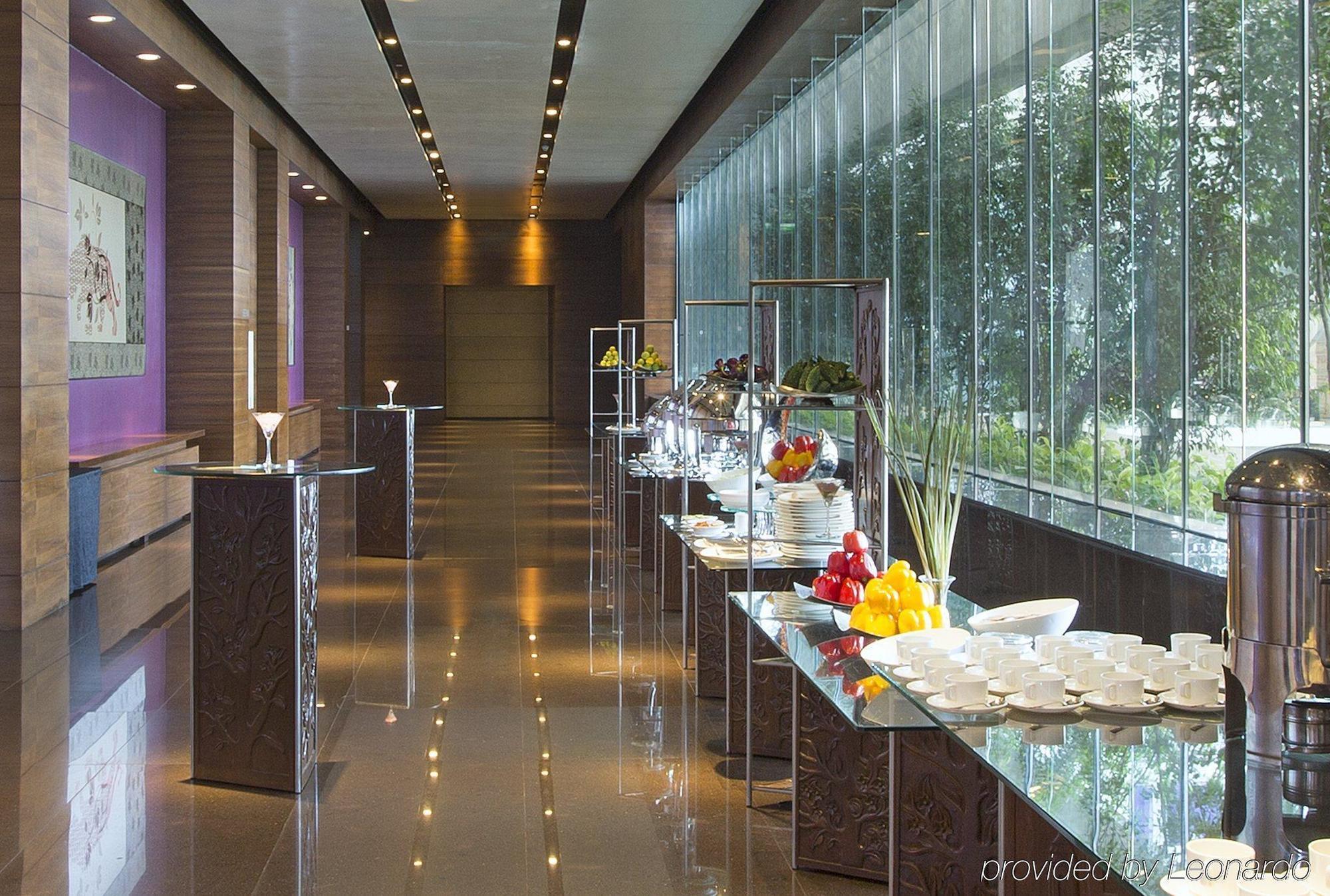 Taj City Centre New Town, Kalkata Restaurace fotografie The interior of the lounge