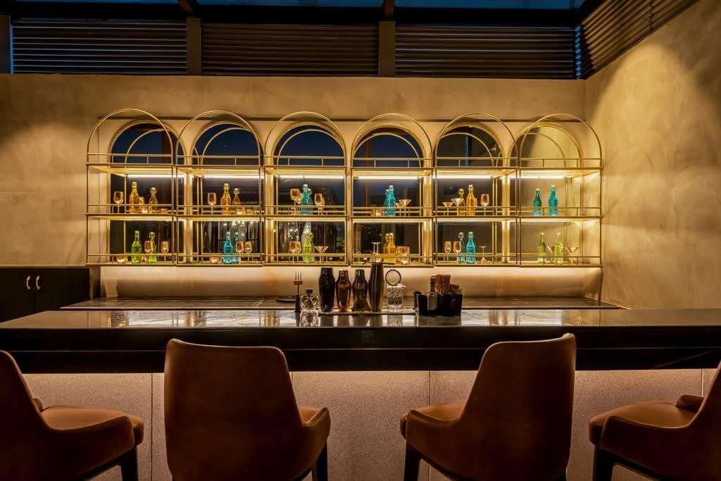 Taj City Centre New Town, Kalkata Restaurace fotografie The bar at the rooftop lounge